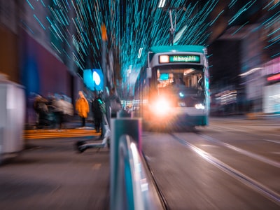 白人和黑人在夜间公交道路
